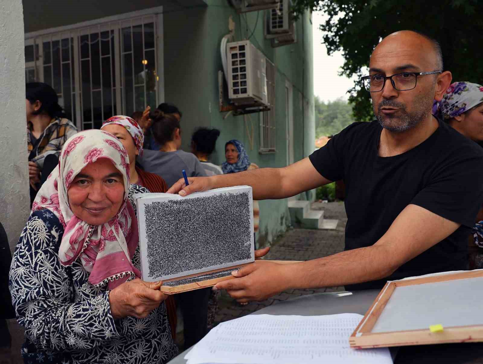 Köyceğiz’de 98 üreticiye İpekböceği larvası dağıtıldı