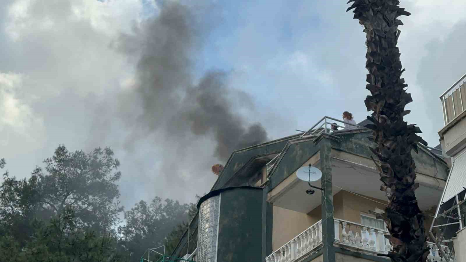 Marmaris’te çatı katı yangını: Mahsur kalan bir kişi kurtarıldı