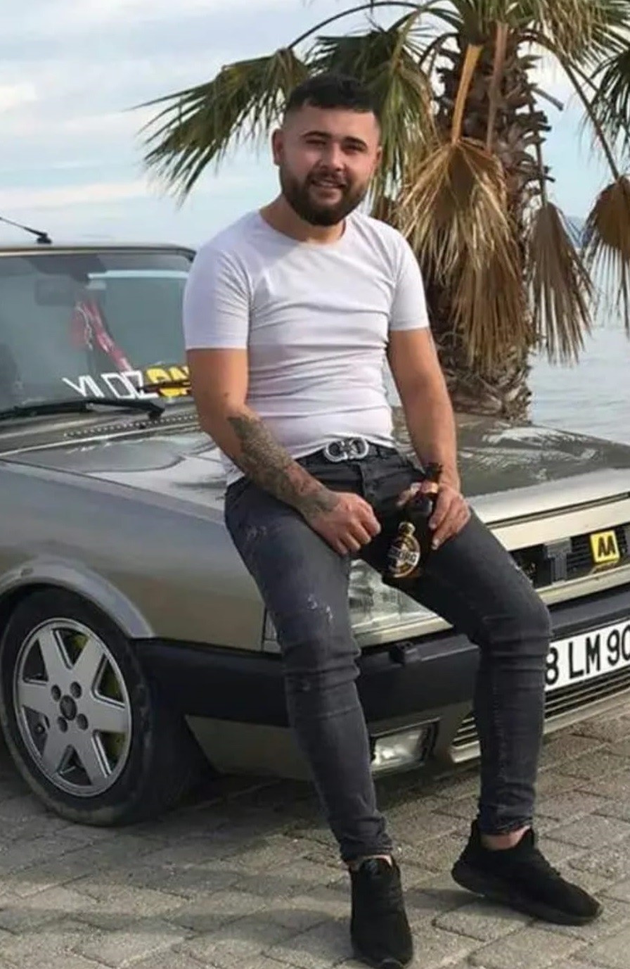 Virajı alamayıp minibüsle çarpışan sürücü hayatını kaybetti