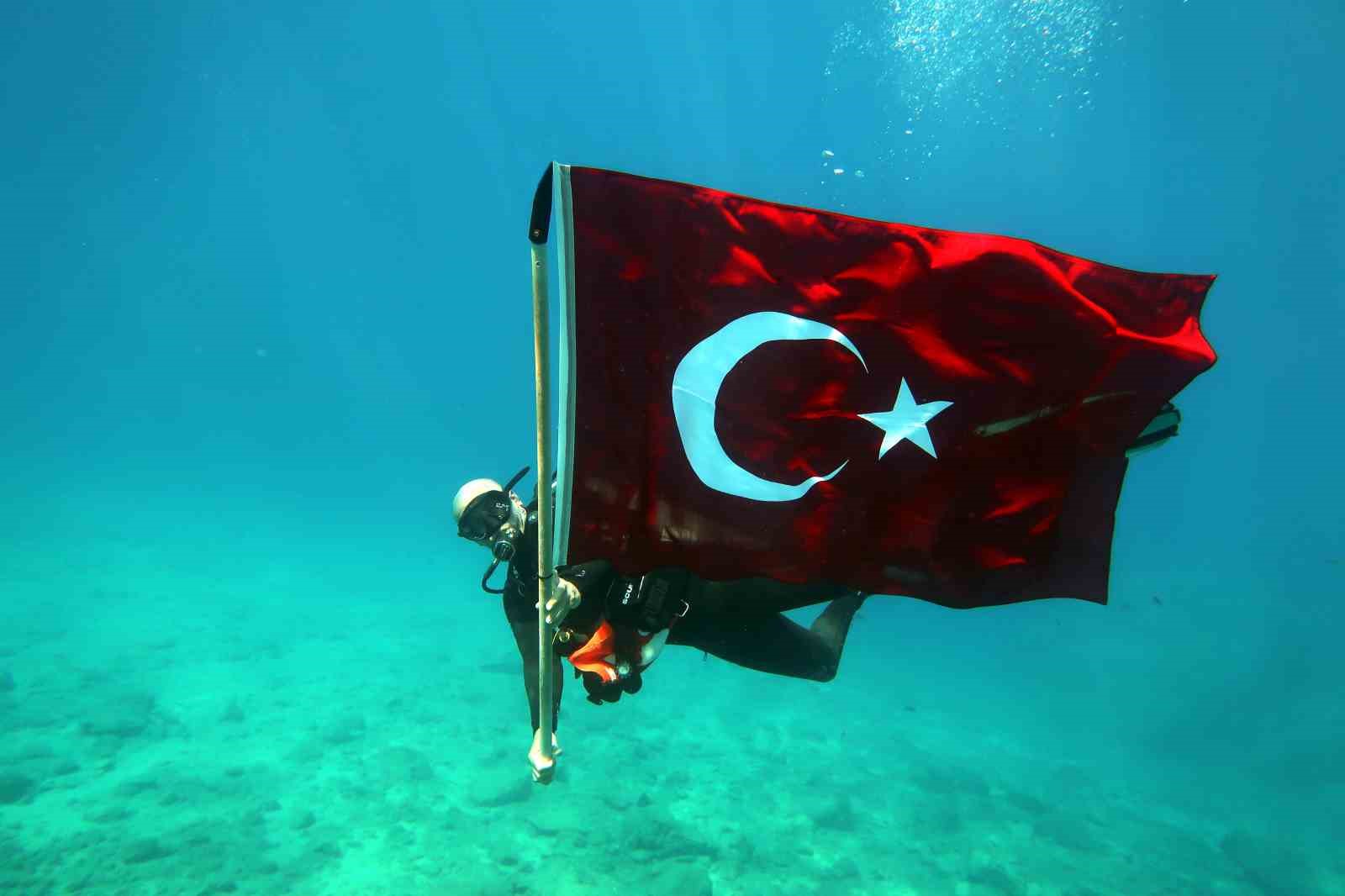 19 Mayıs ruhu Fethiye’de su altında yaşatıldı