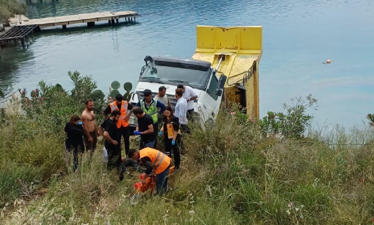 Araç ezilmekten son anda kurtuldu: Kamyon denize düştü, 2 kişi yaralandı