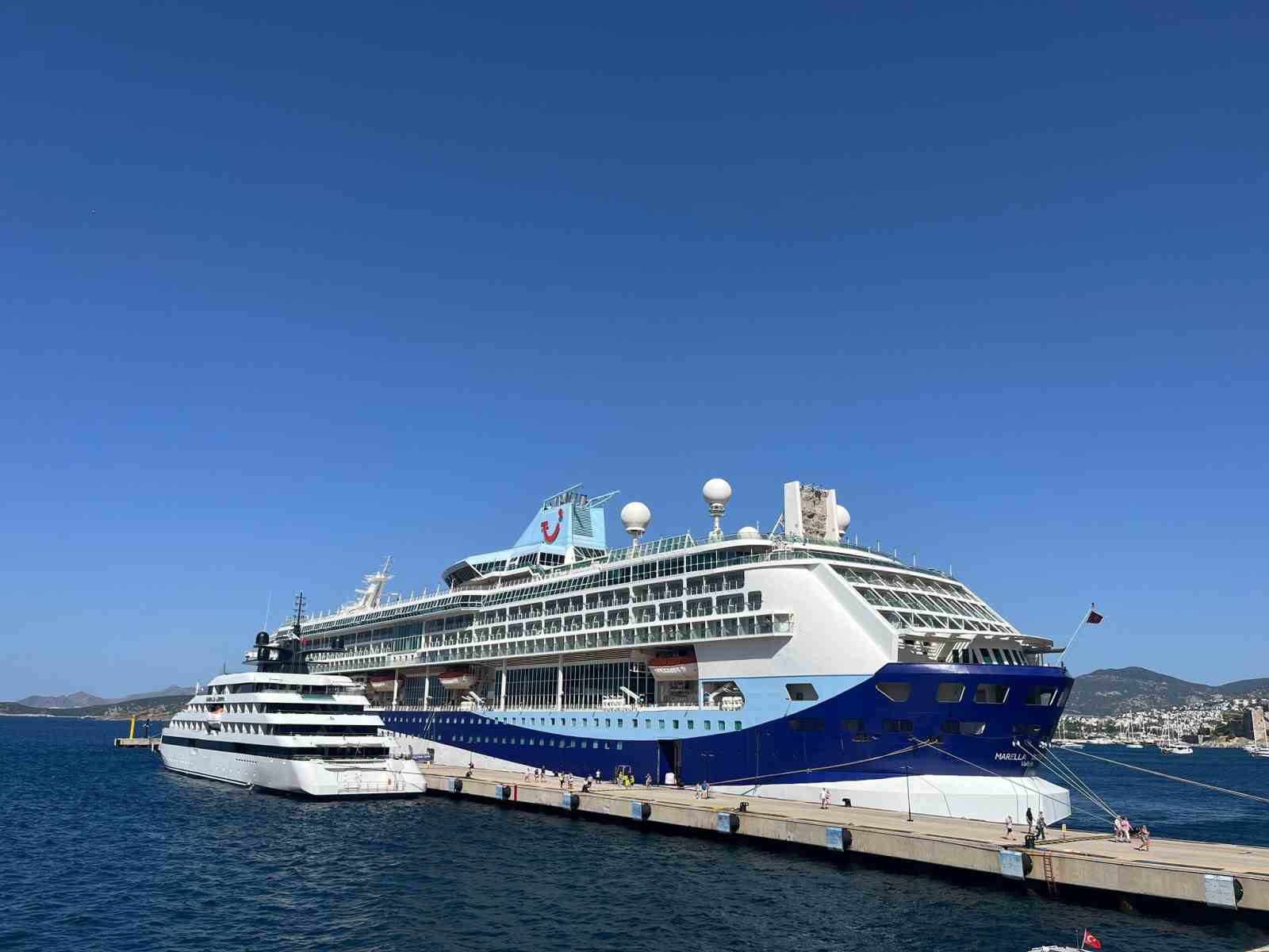 Bodrum’a 2 gemi birden geldi