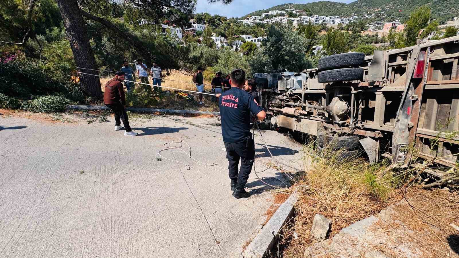 Bodrum’da devrilen kamyonda sıkışan 3 kişi kurtarıldı