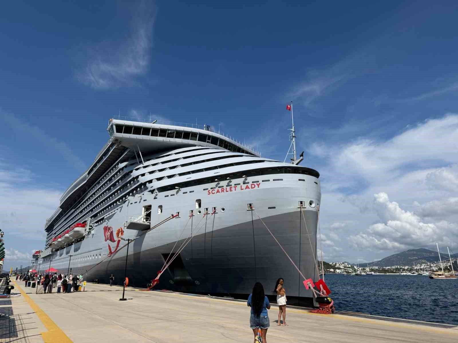 Dev kruvaziyer gemiler, 2 bin 636 turistle Bodrum’a geldi