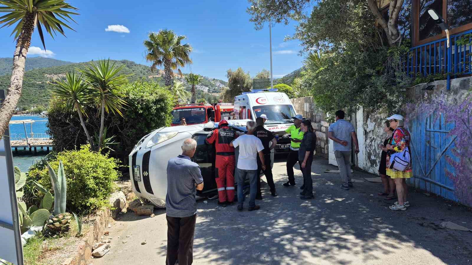 Duvara çarpan otomobil devrildi