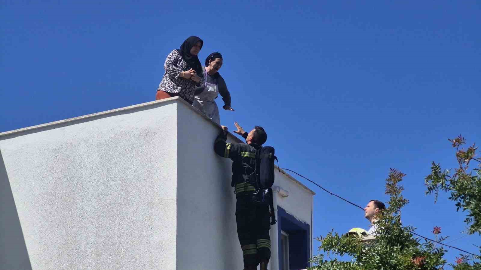 Elektrik hattı patladı, çıkan yangında 2 kişi mahsur kaldı