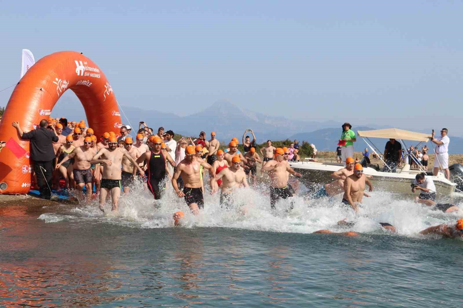 Fethiye’de 863 sporcu şampiyonluk için kulaç attı