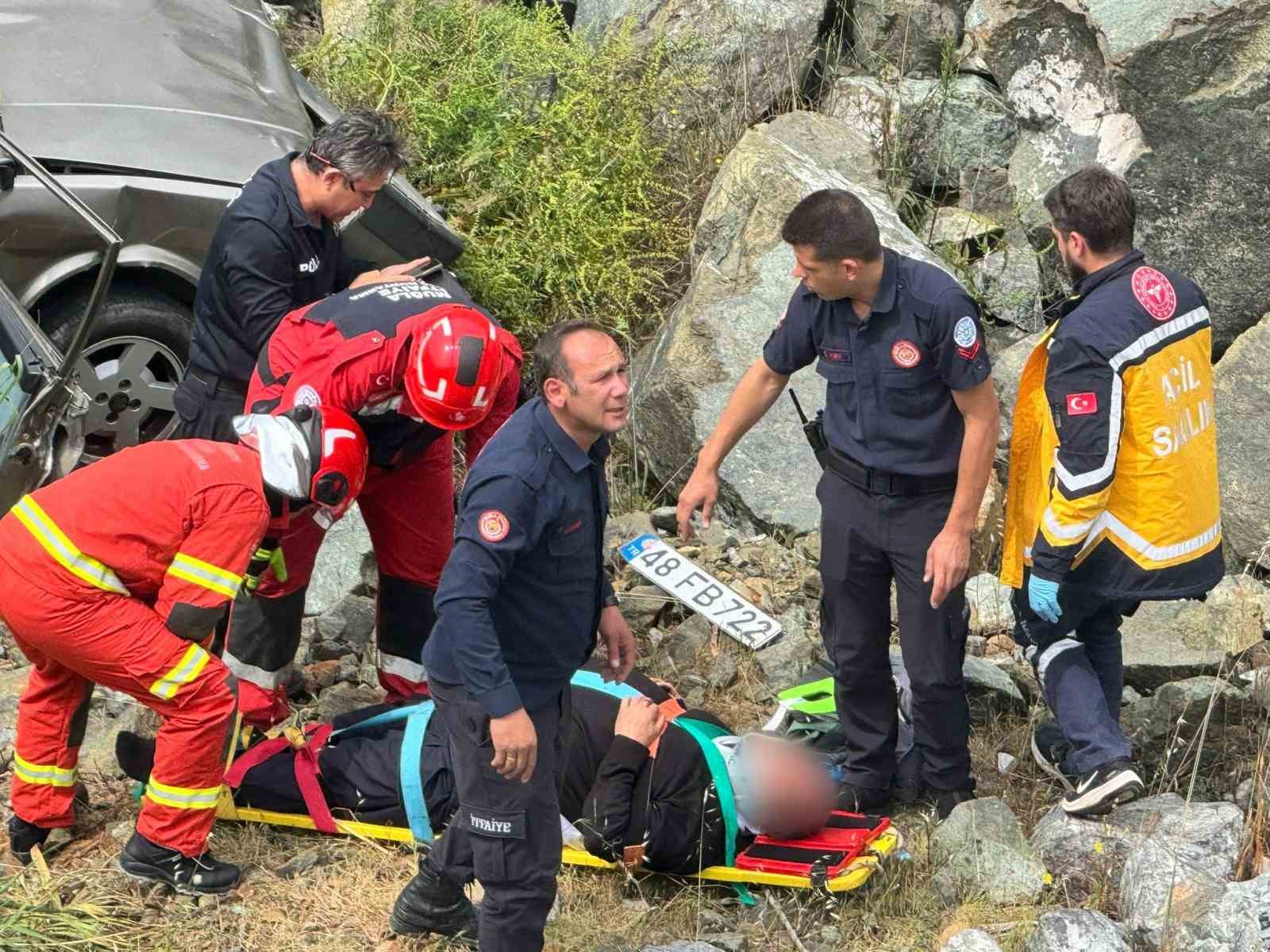 Kontrolden çıkan otomobil, uçuruma yuvarlandı: 2 yaralı
