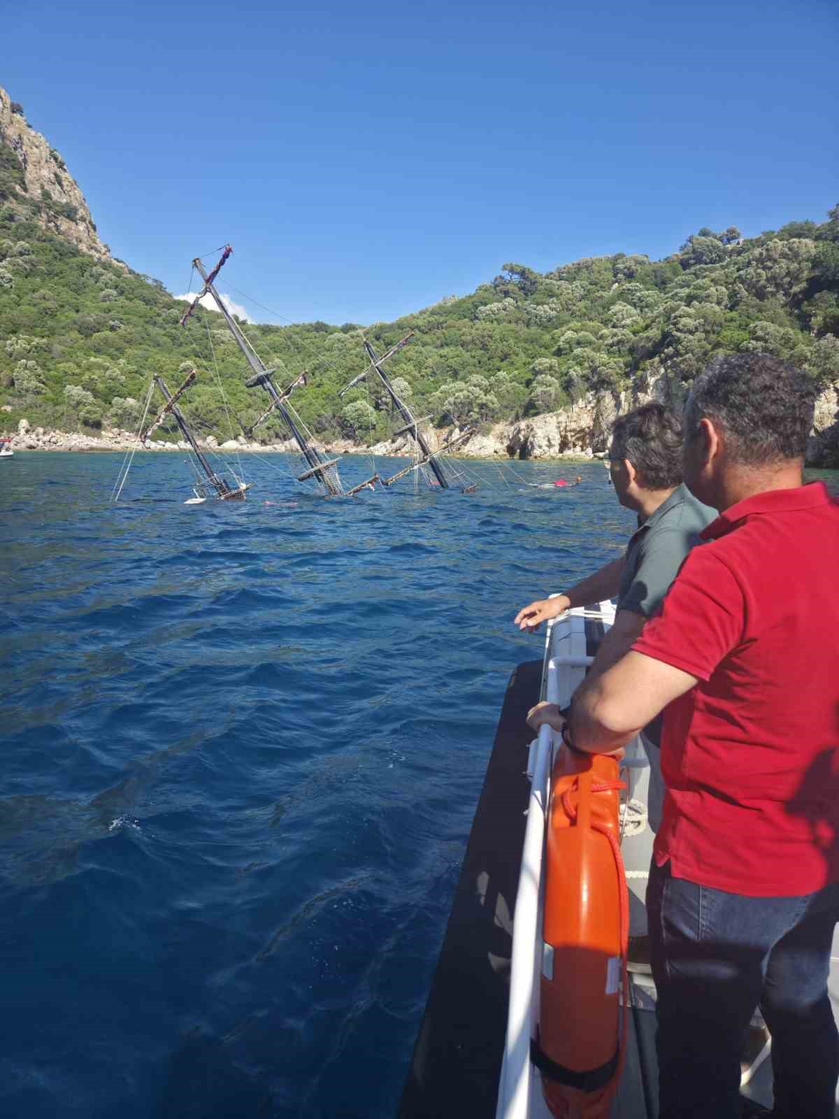 Marmaris’te gezi teknesi battı, yolcular tahliye edildi
