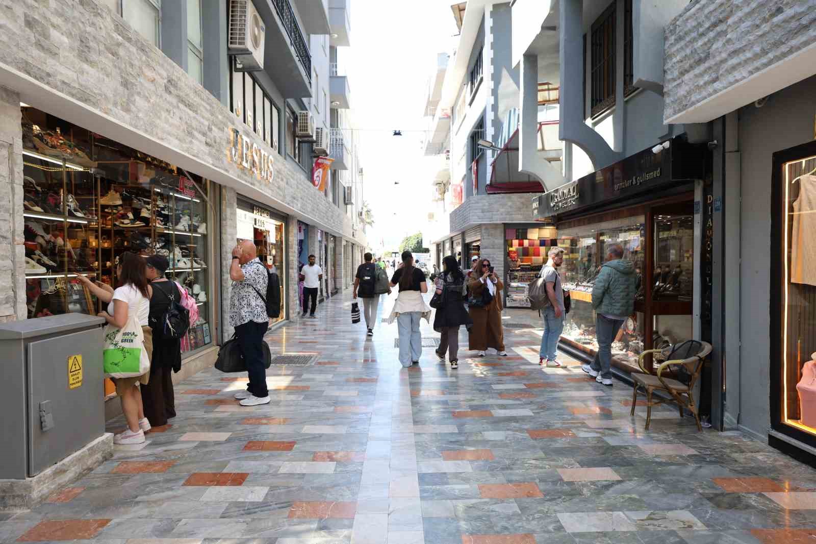 Marmaris’te yenilenen çarşı turistlerin gözdesi oldu