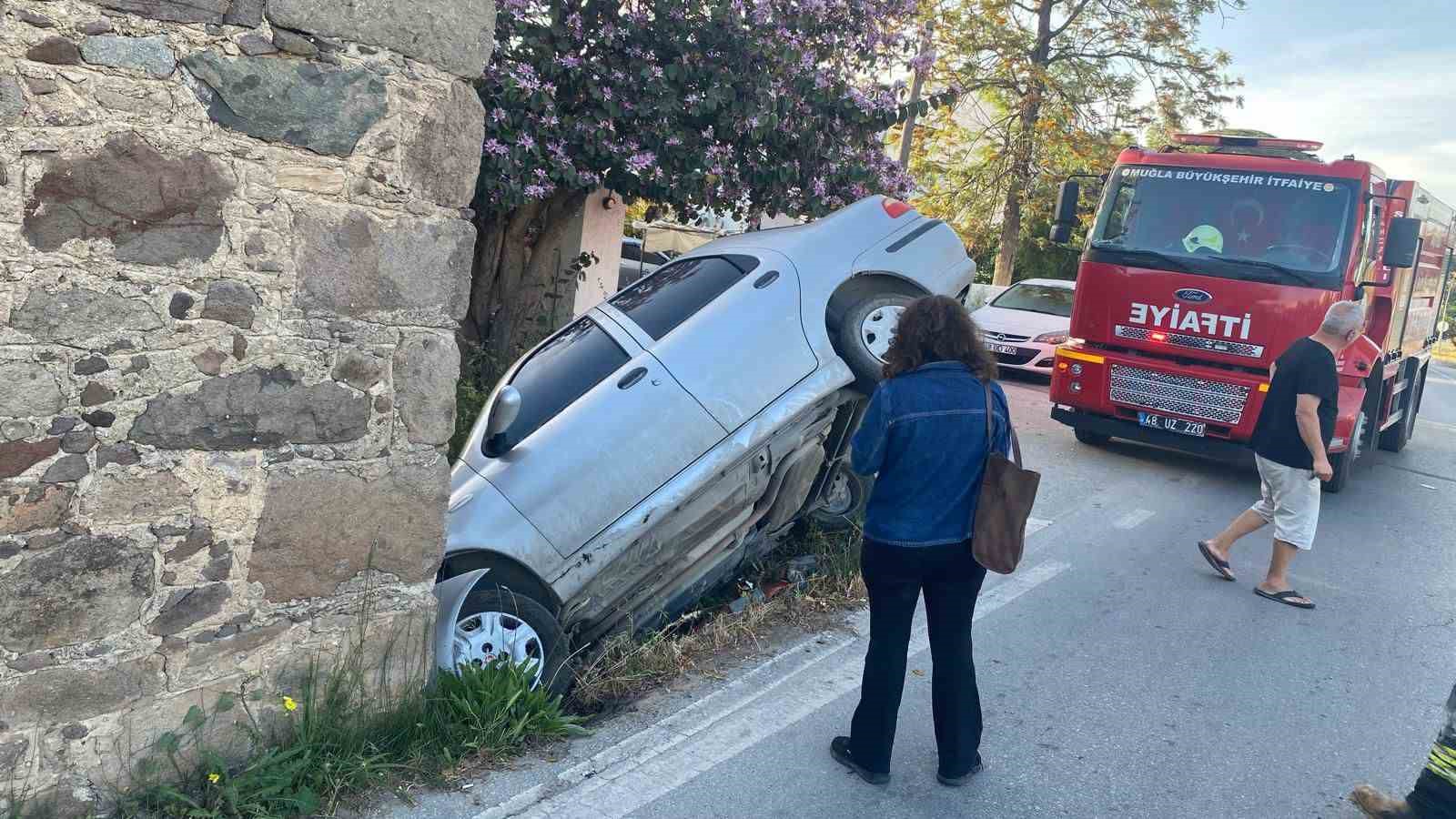 Otomobil taş binaya çarptı