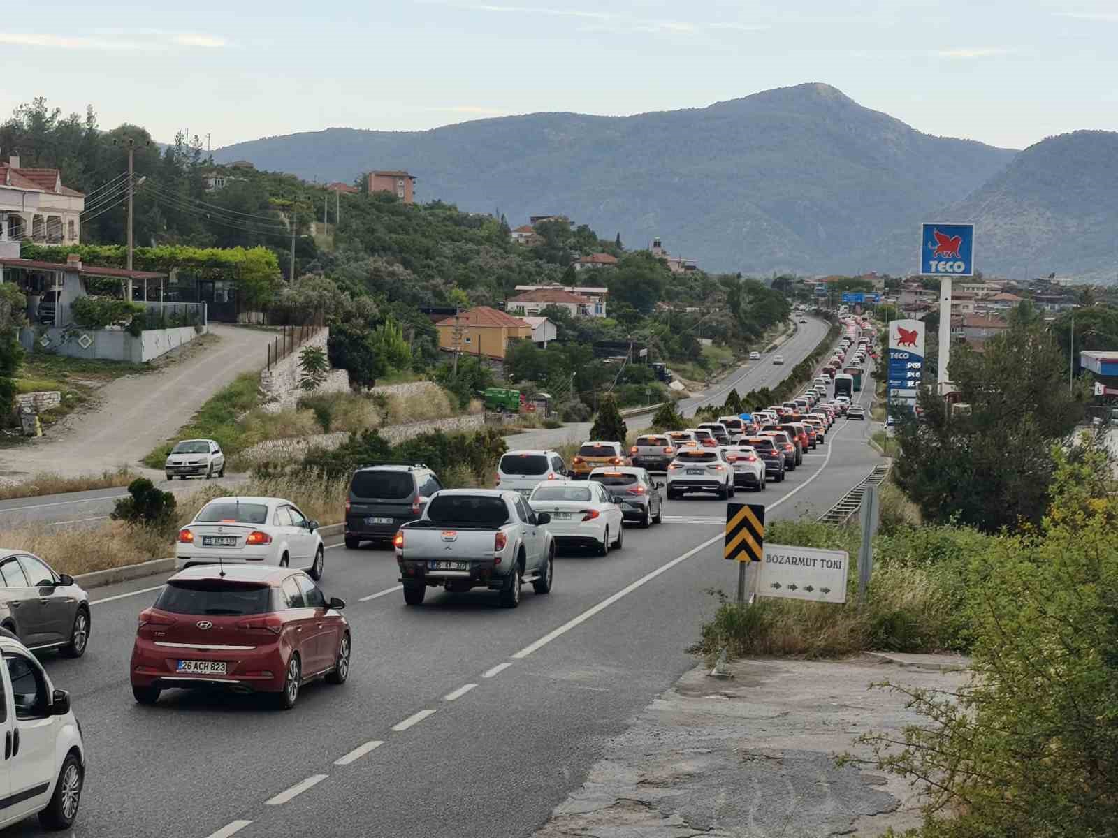 Tatilciler Muğla’ya akın etti: Araç kuyruğu 22 kilometreye ulaştı