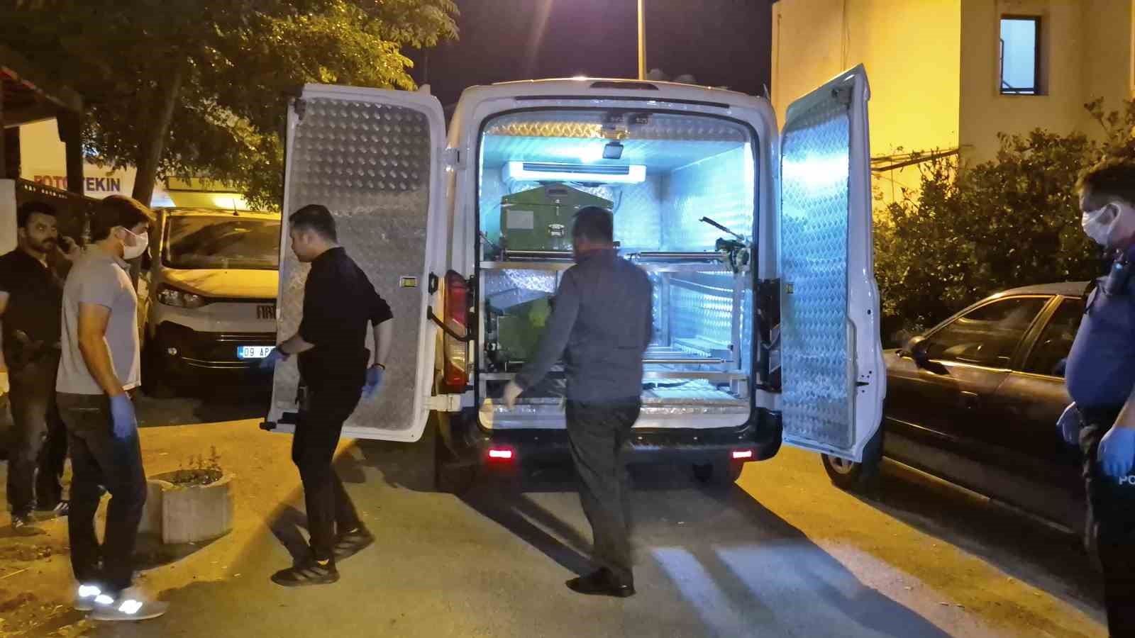 Babasının cesediyle 2 gün aynı evde yaşadı