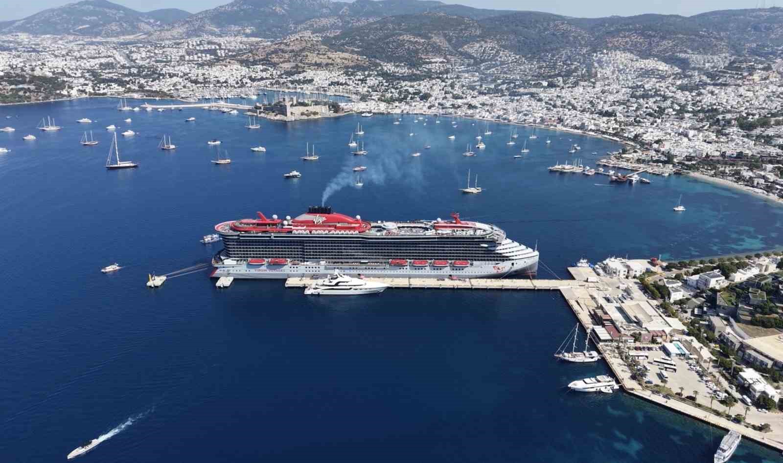 Dev kruvaziyer Scarlet Lady Bodrum’a yanaştı