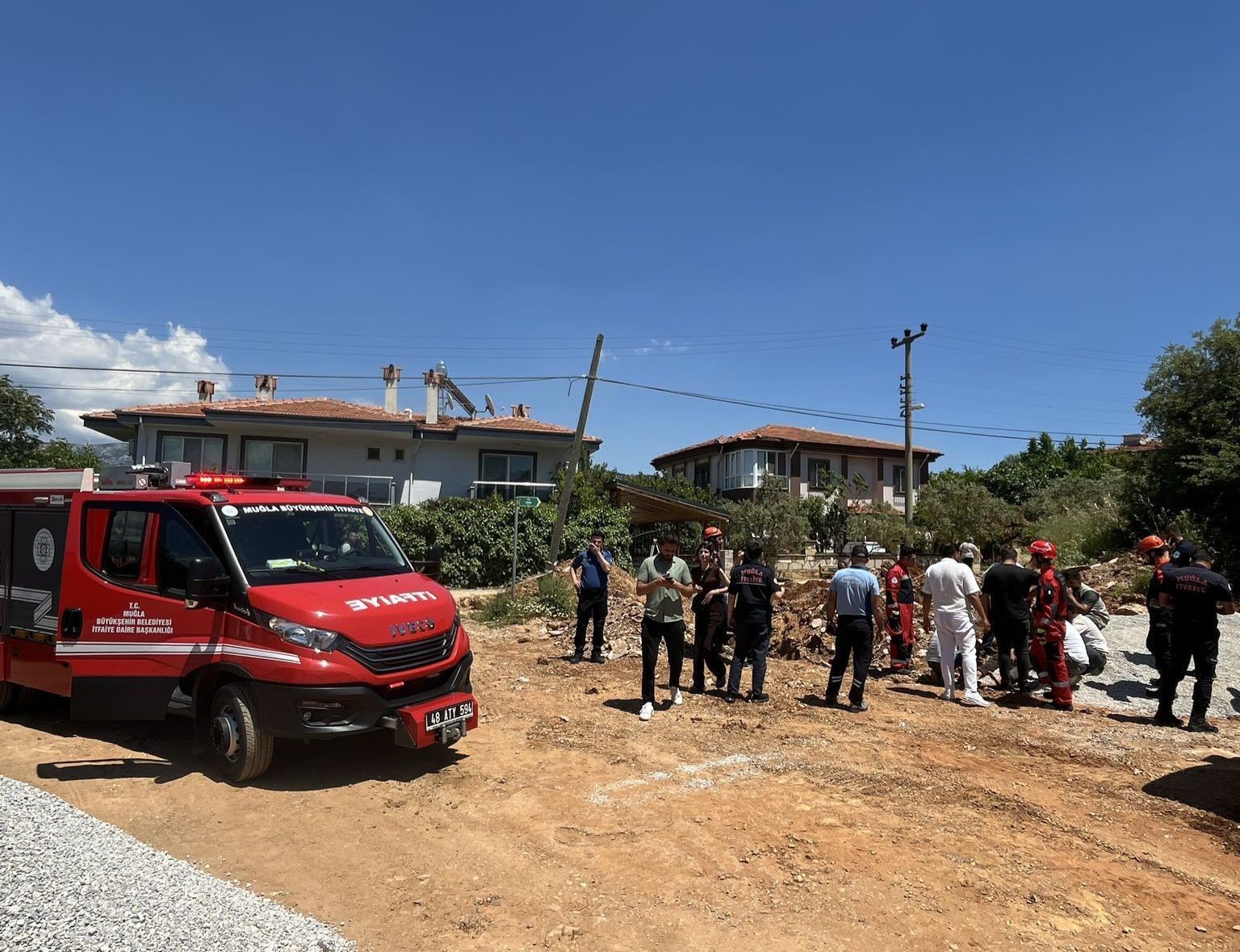 Menteşe’de altyapı çalışmasında işçi toprak altında kaldı