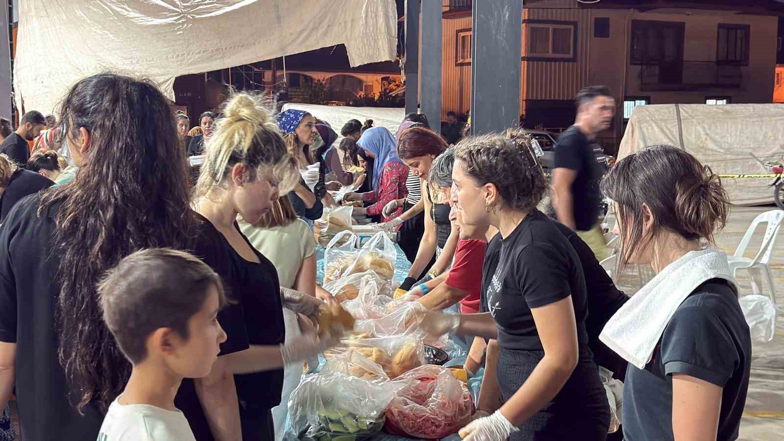 Bir yanda alevlerle mücadele, bir yanda yürek ısıtan dayanışma