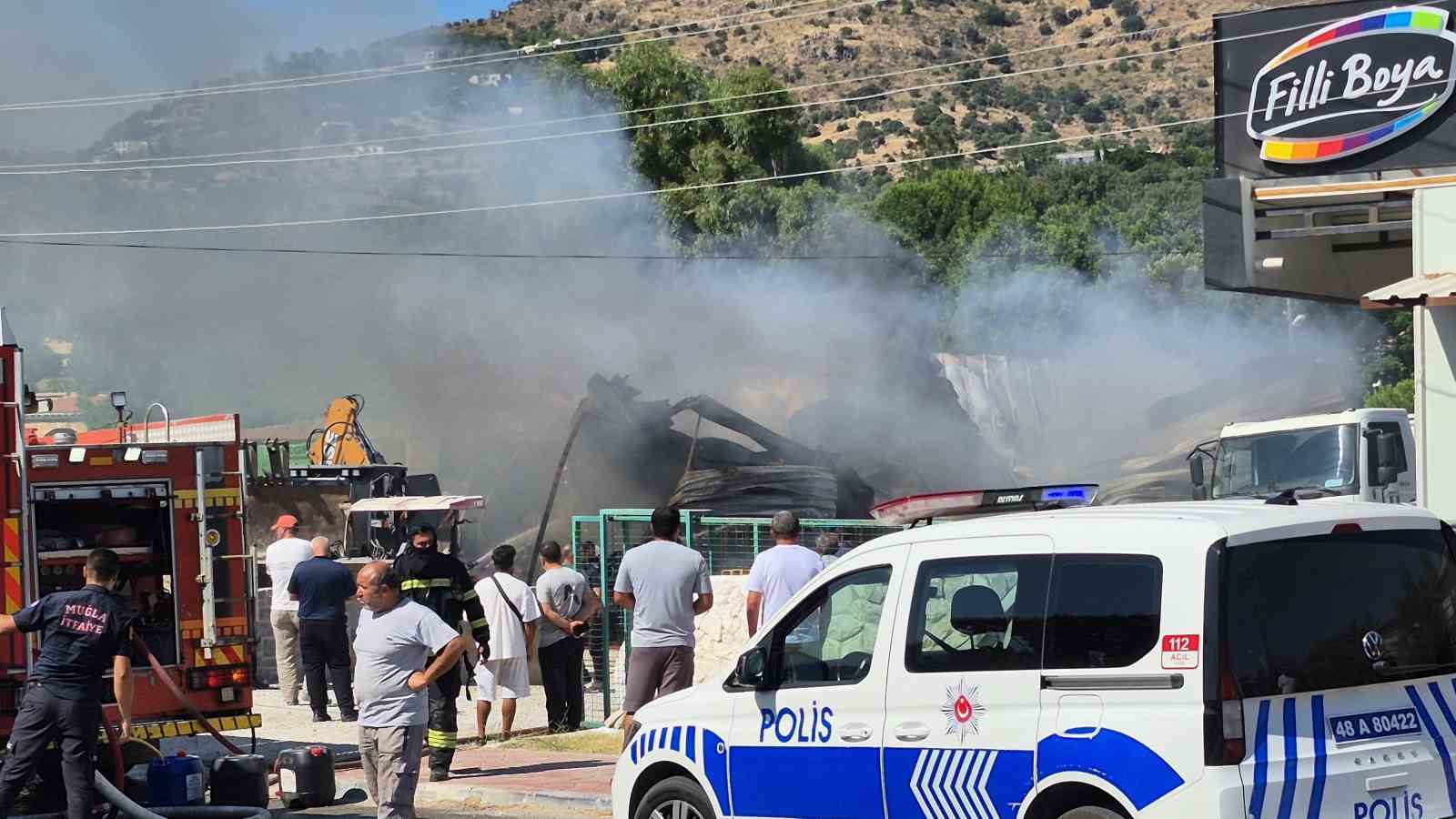 Bodrum’da yapı market alev alev yandı