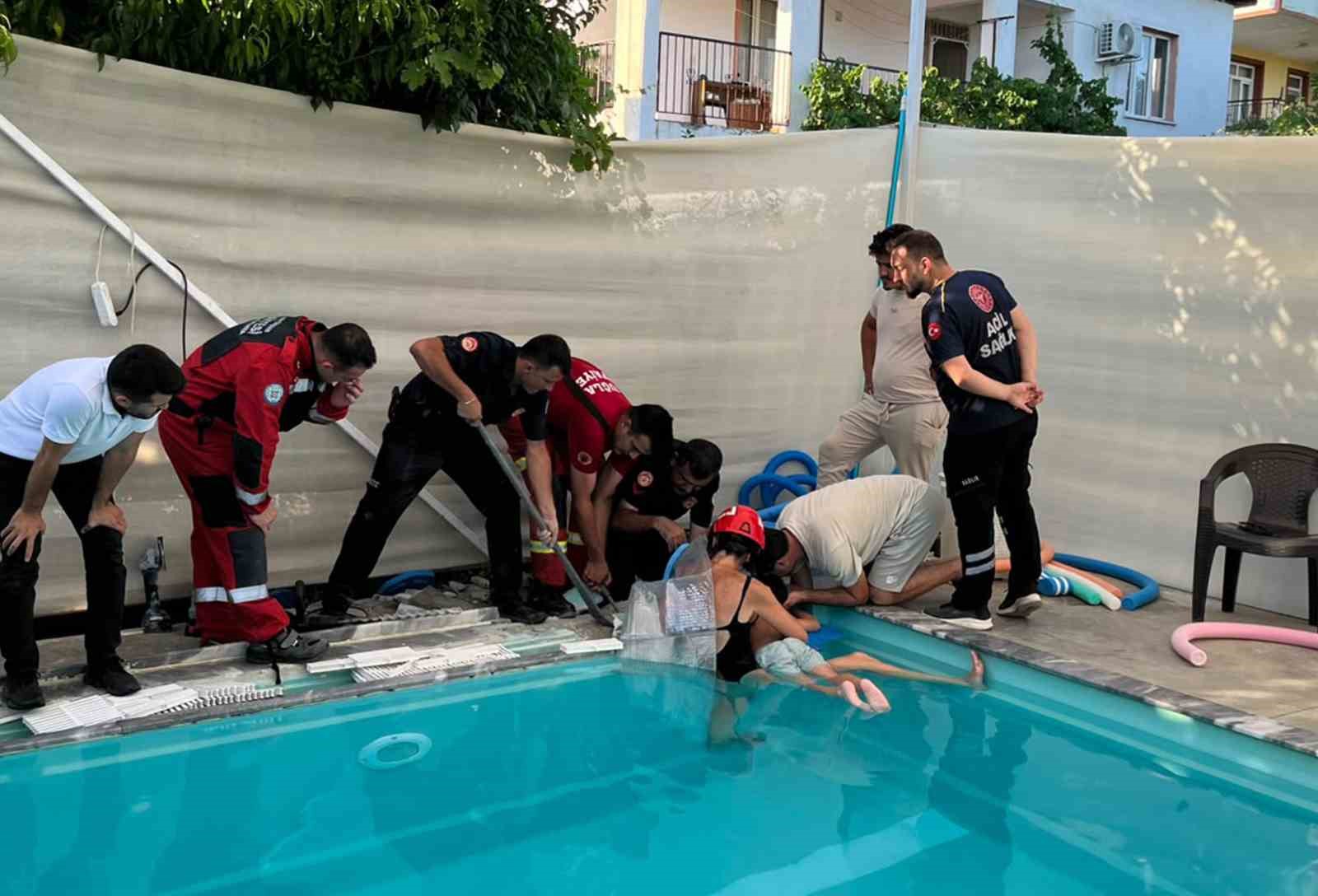Havuzda kolu sıkışan 4 yaşındaki çocuk kurtarıldı