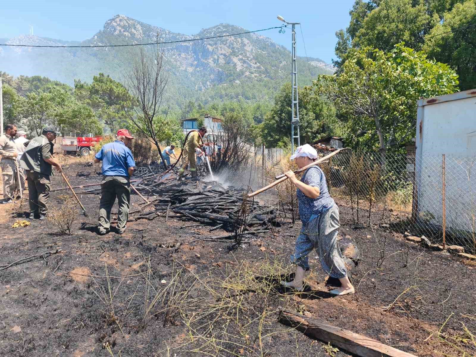 Menteşe’de kazma küreği alan yangına koştu