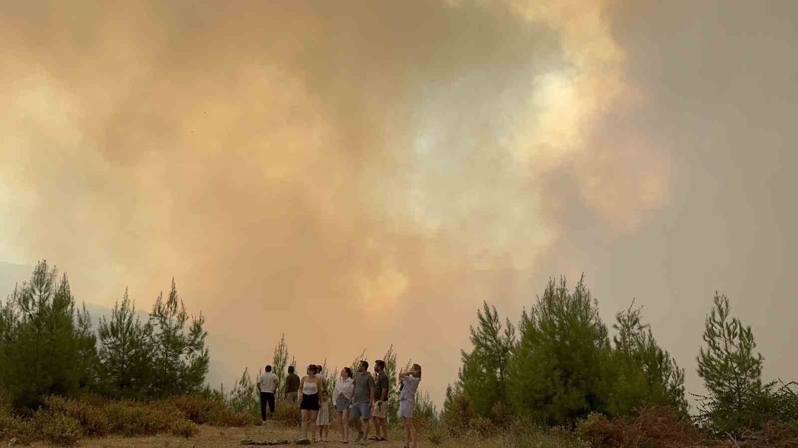 Seydikemer yangınında bazı evler tahliye edildi