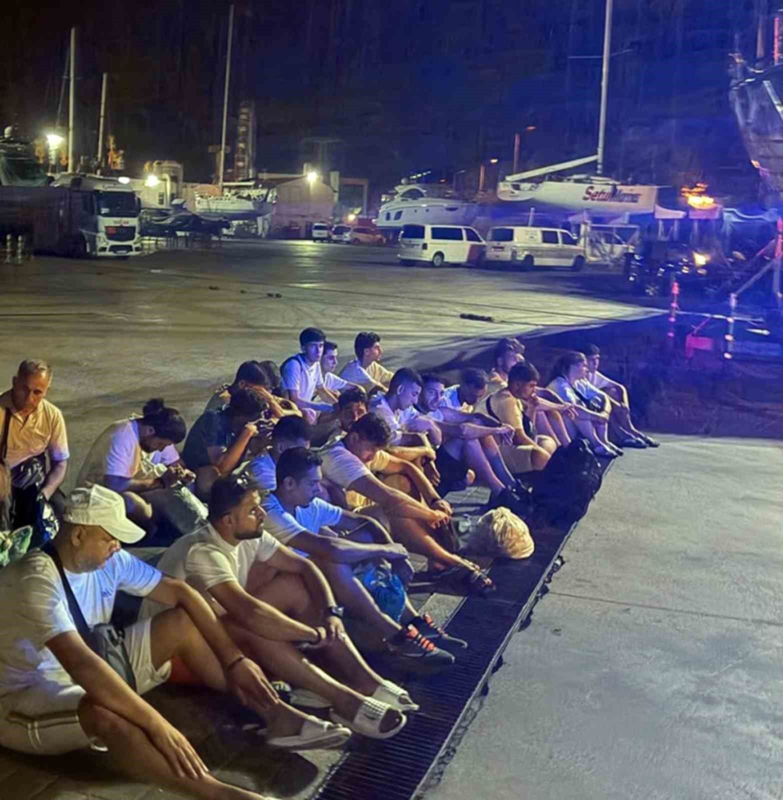 25 Düzensiz göçmen ve 2 göçmen kaçakçısı yakalandı