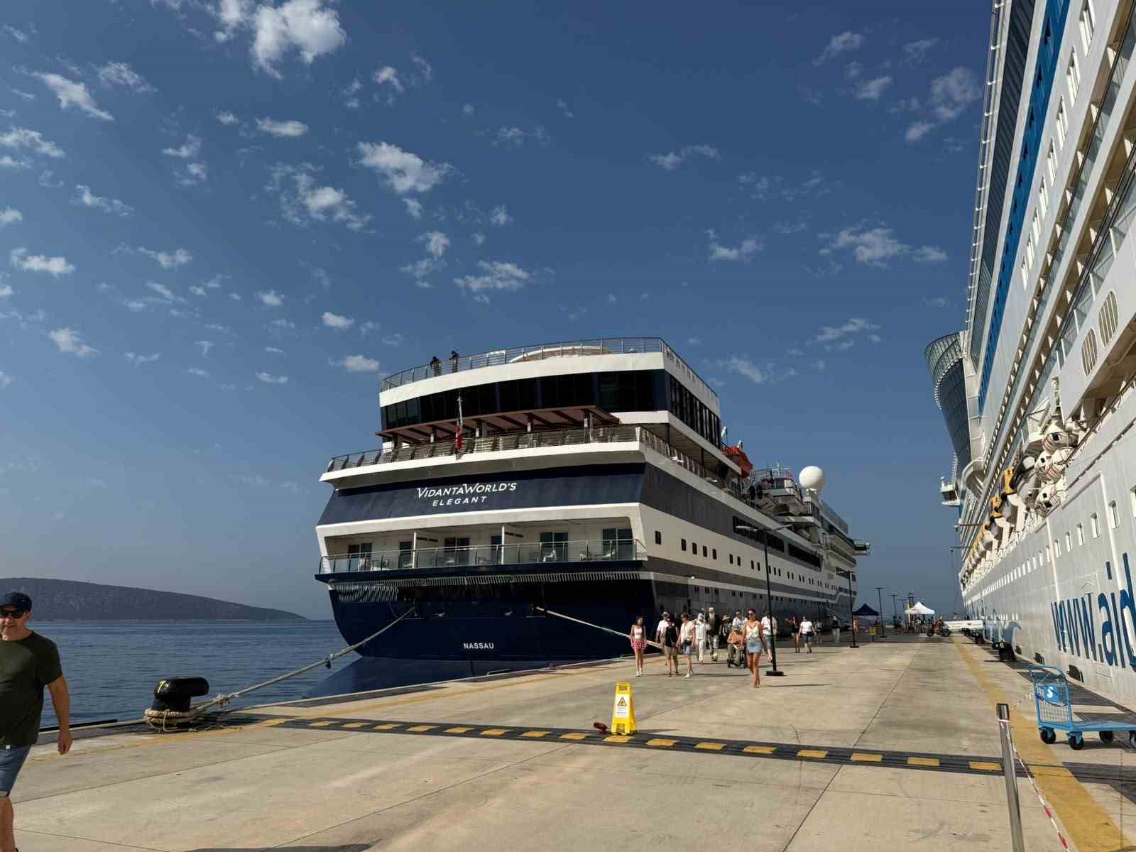 Bodrum’a 2 gemi birden geldi