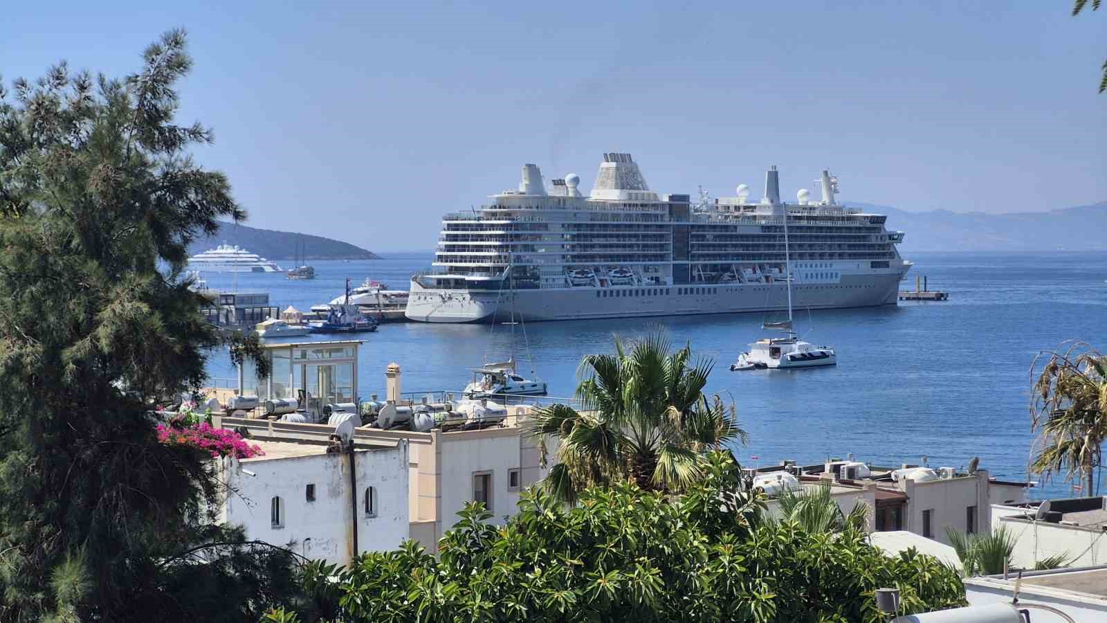 Bodrum’a iki gemi ile 1144 yolcu geldi
