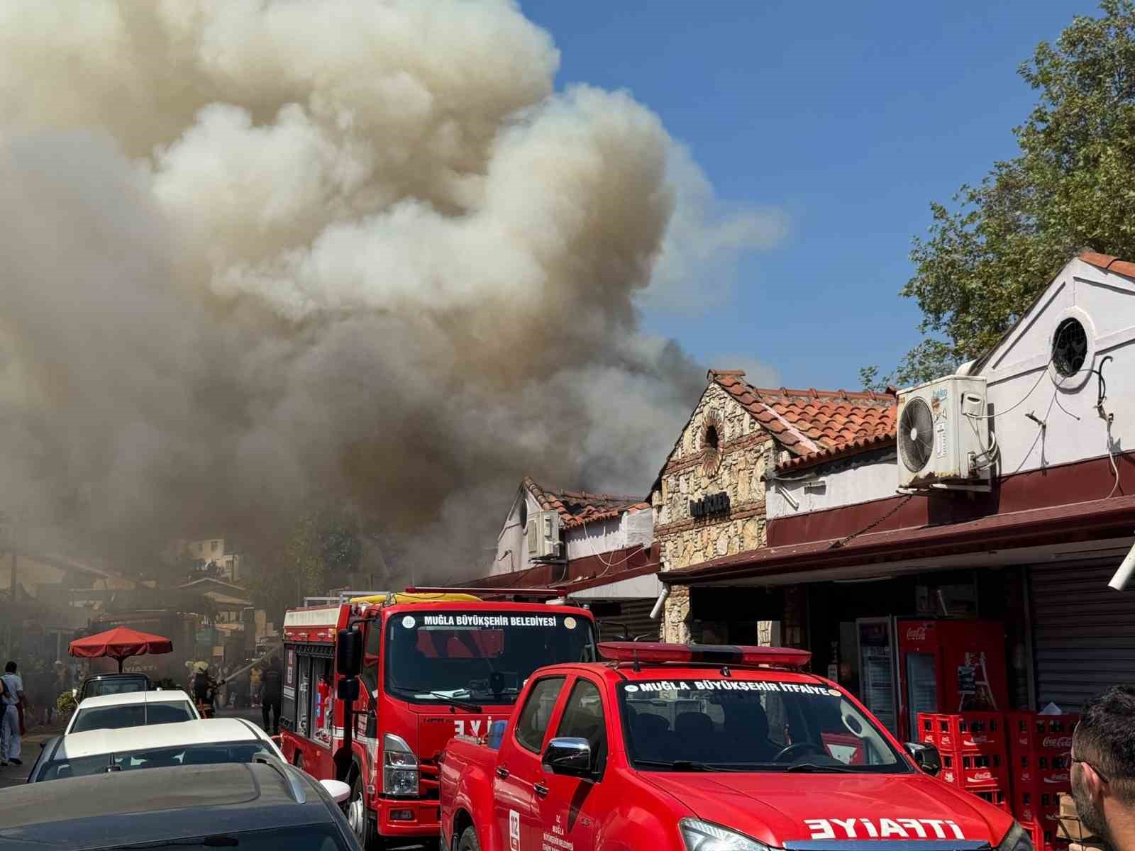 Fethiye Balık Hali’nde çatı yangını