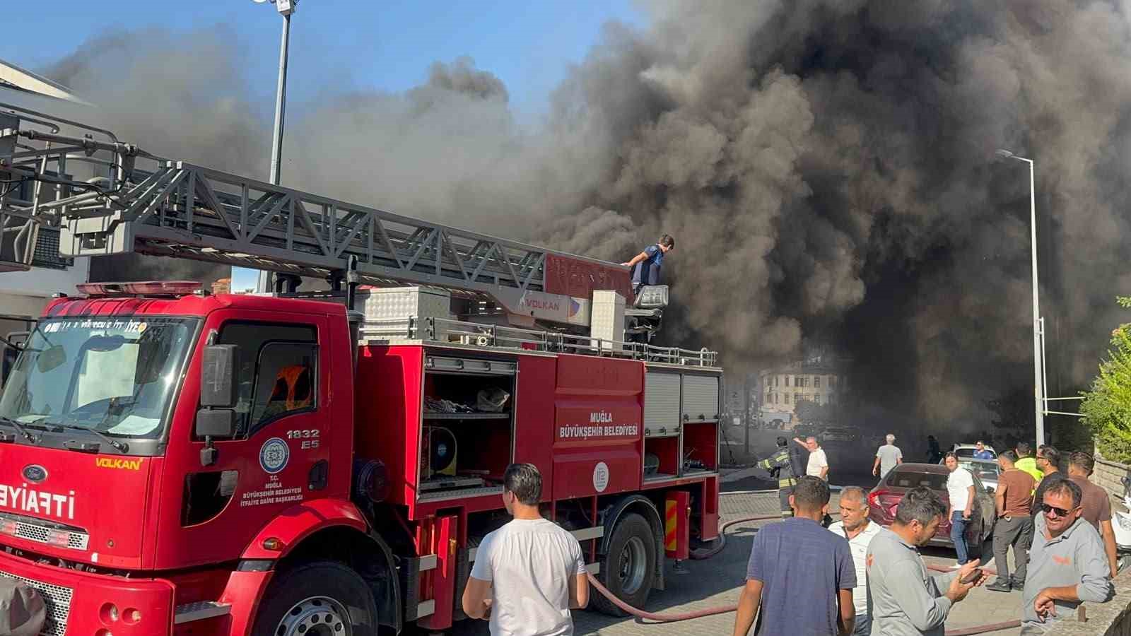 Fethiye’de ayakkabı mağazası alevlere teslim oldu