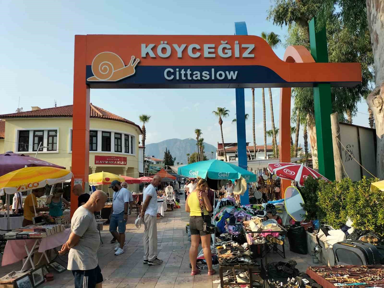 Köyceğiz’de ikinci el pazarı sıcak havadan etkilendi
