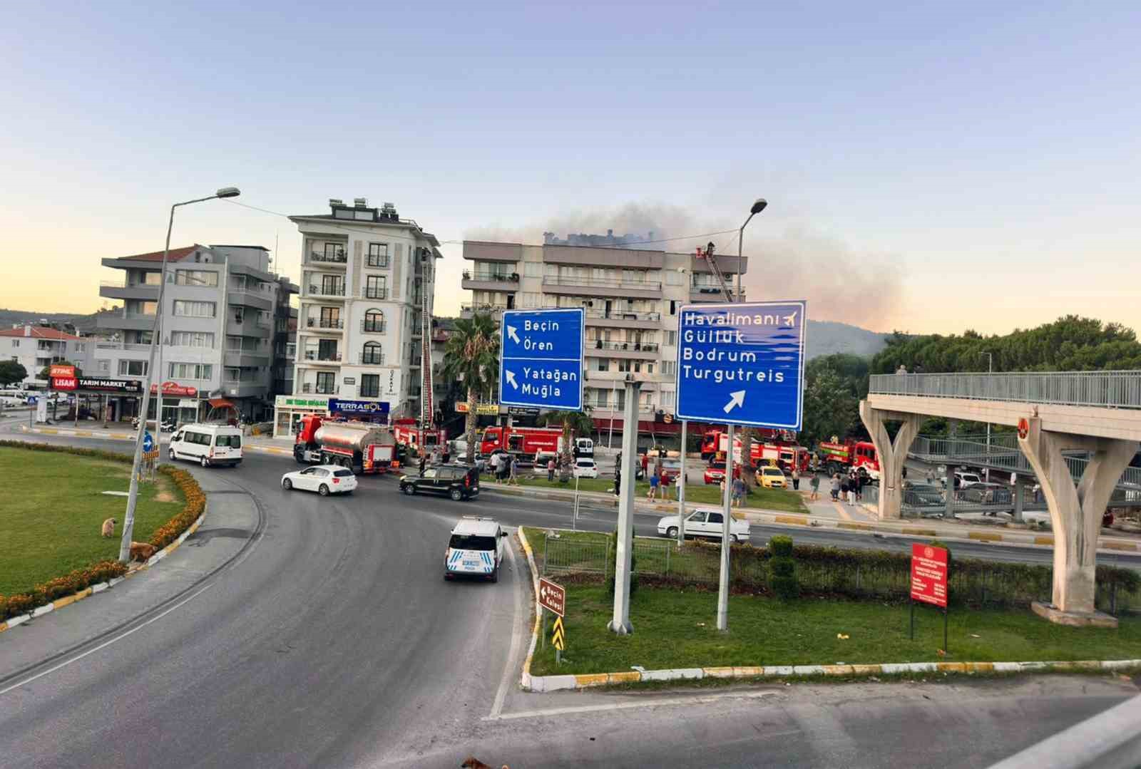 Milas’ta 5 katlı binanın çatısında yangın