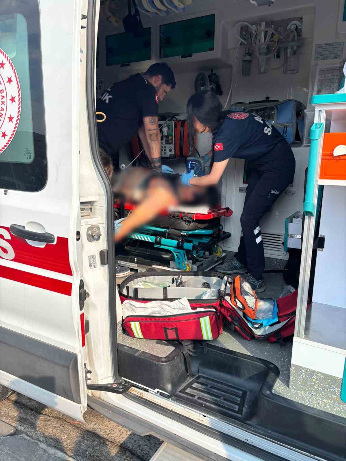 Önce servis aracına ardından tıra çarpan motosiklet sürücüsü ağır yaralandı