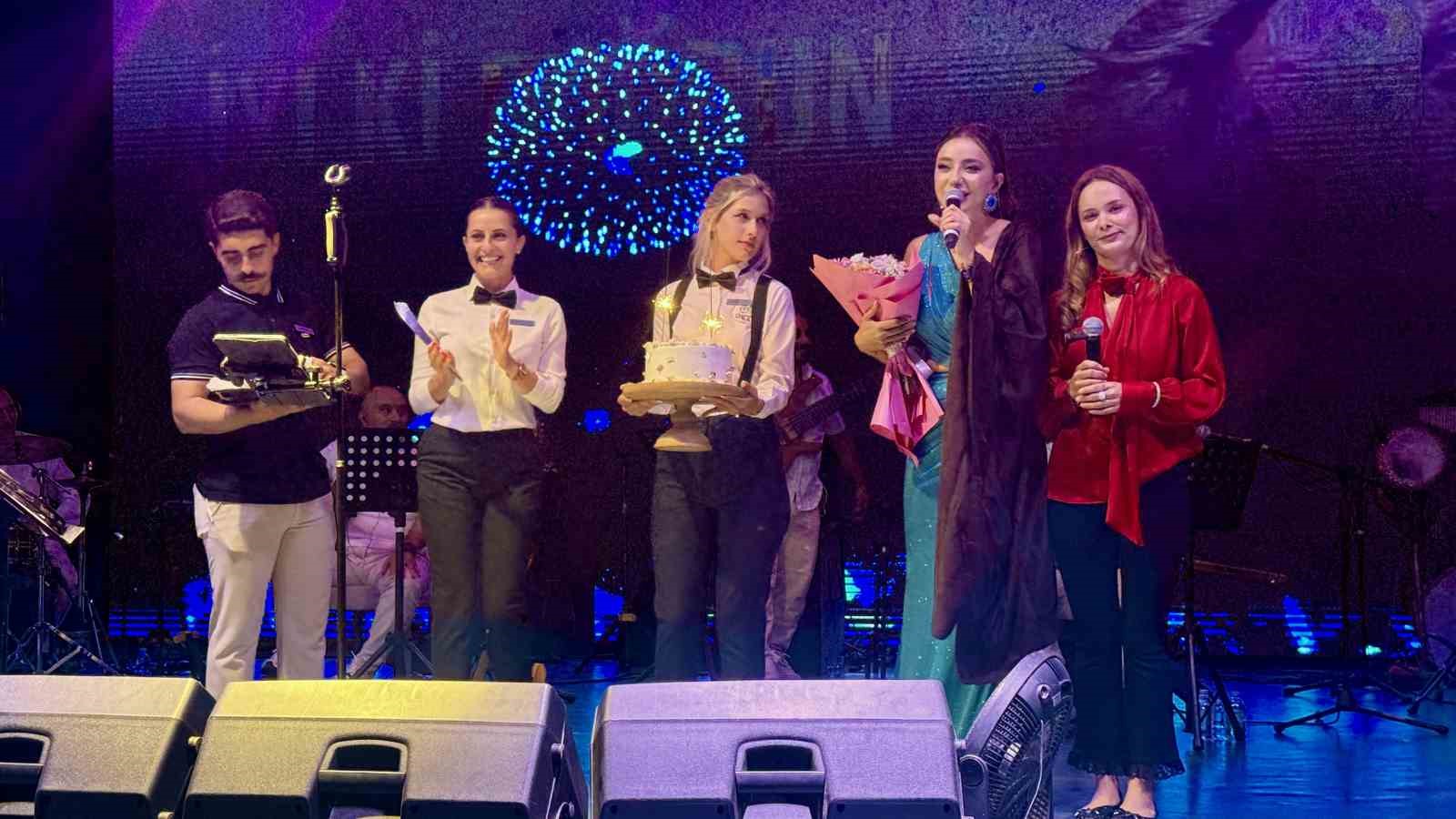 Öykü Gürman’dan Bodrum’da unutulmaz konser, sahnede doğum günü sürprizi