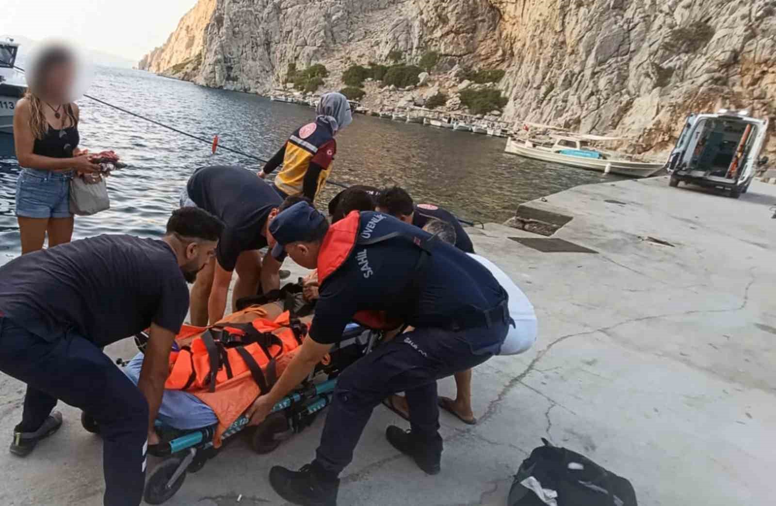 Özel teknede yaralanan vatandaşı Sahil Güvenlik ekipleri botla denizden tahliye etti