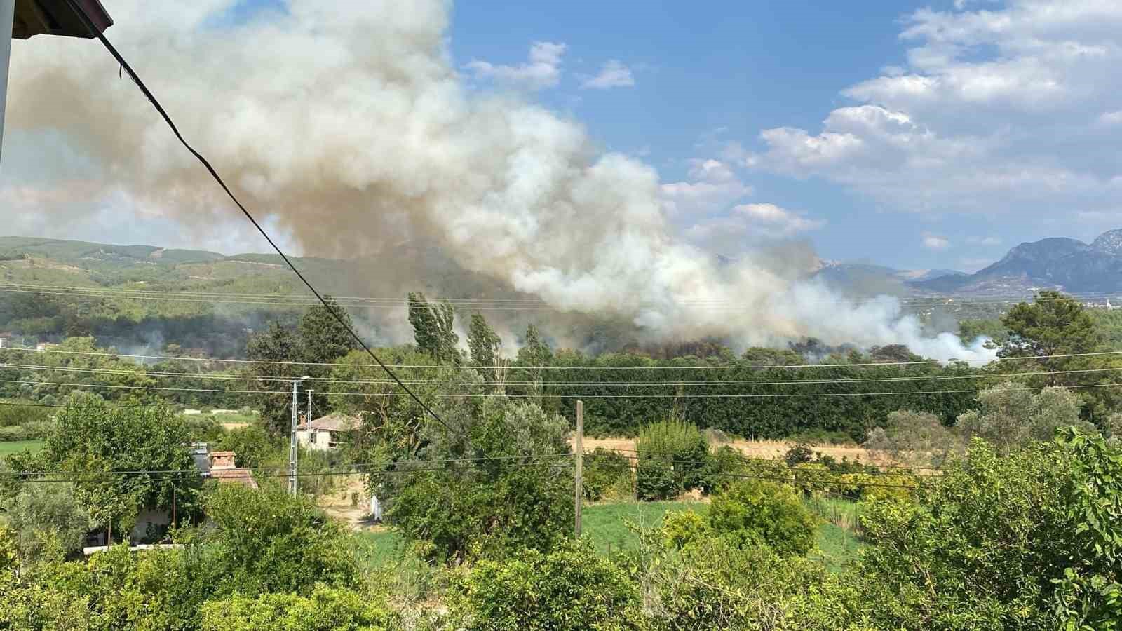 Seydikemer’deki orman yangınına 7 hava aracı ile müdahale ediliyor