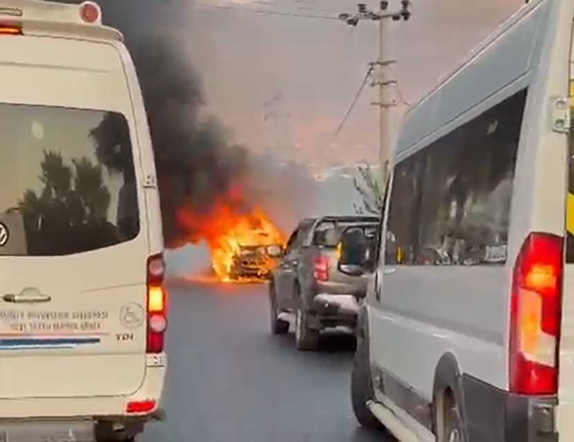 Seyir halinde alev alan araç demir yığınına döndü