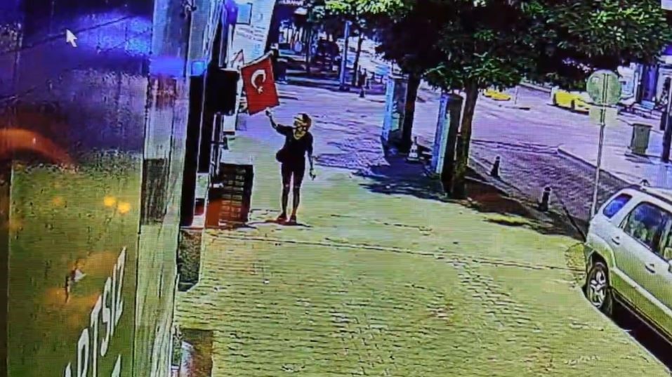 Türk bayrağını yakmaya çalışan şüpheli kadın yakalandı