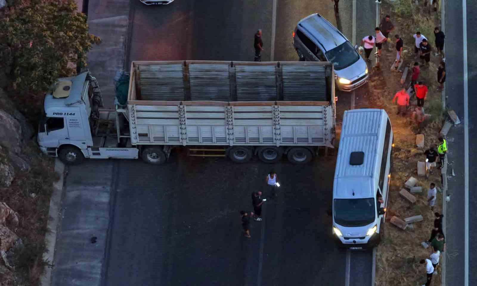 Yatağan’da kaza, tır yolu kapattı, ulaşım aksadı