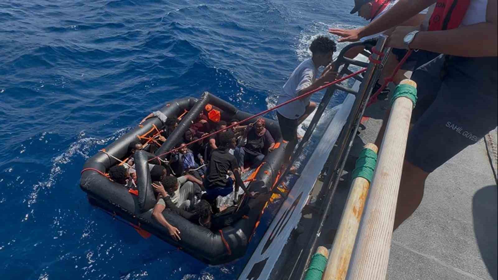 Yunan sahil güvenlik 16 düzensiz göçmeni Türk karasularına geri itti
