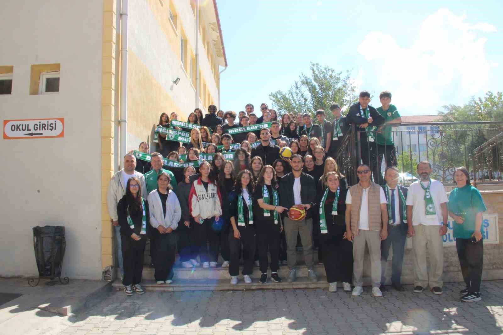 Muğlaspor oyuncuları, Turgut Reis Anadolu Lisesi’nde gençlerin sorularını yanıtladı