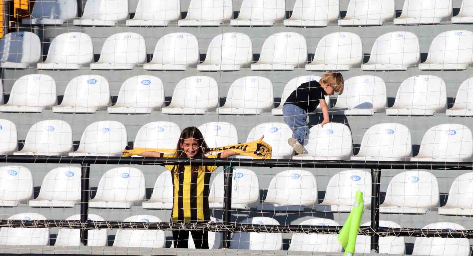 Tribünde tek başına, İstanbulspor aşkı mesafe tanımıyor